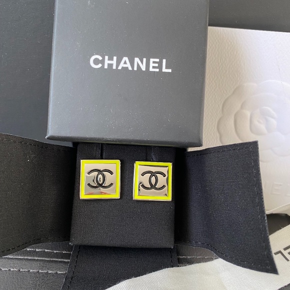 2021B CHANEL YELLOW RUNWAY SQUARE EARRINGS! - Picture 3 of 13
